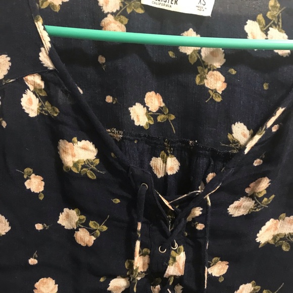 Cute top. Crinkly material.elastic around the wrists. - Picture 5 of 9